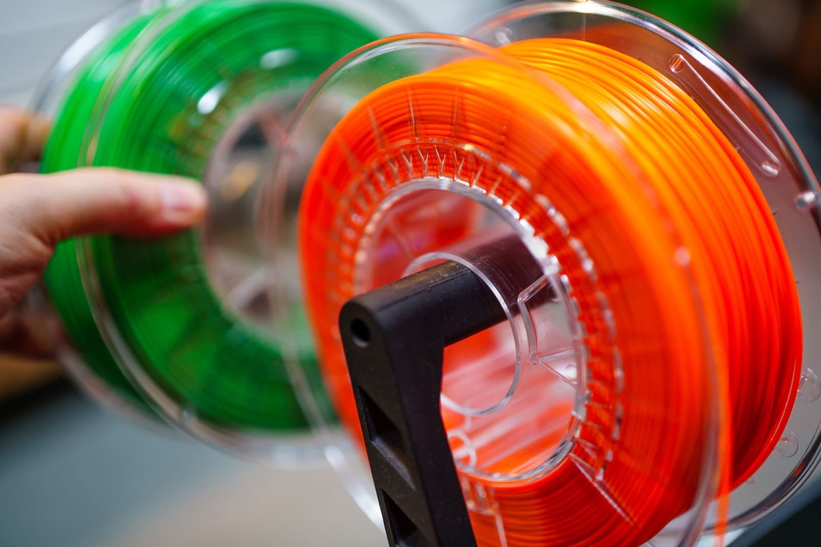 Bobines de filament plastique de différentes couleurs