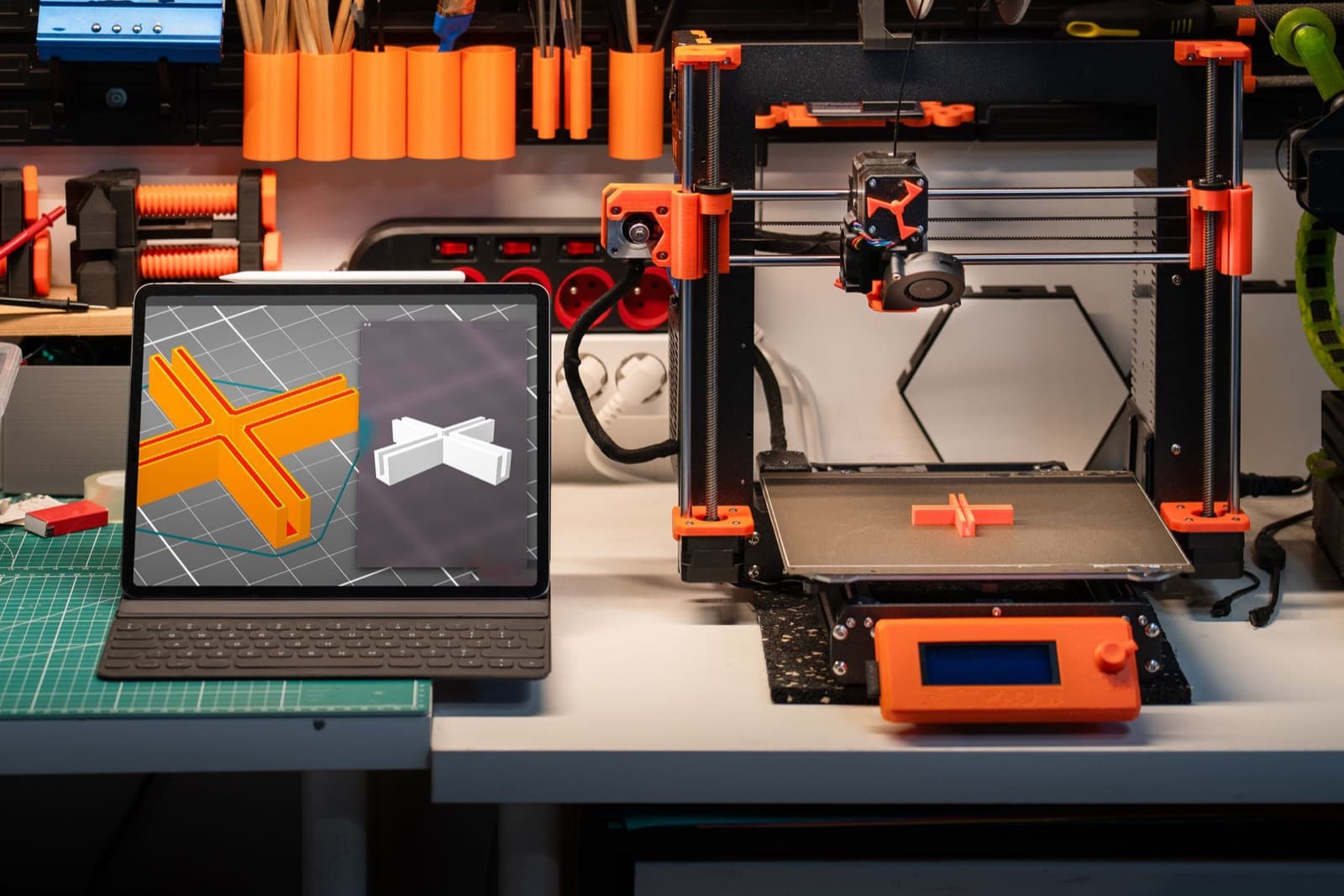 Modèle 3D ouvert dans un logiciel de conception, sur un écran